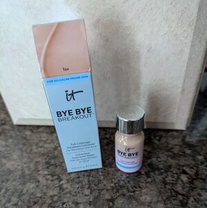 It Bye Bye Breakout Full Coverage Concealer AND Acne Treatment
